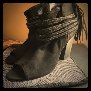 BCBG blk fringe, peep toe booty w/ leather braids